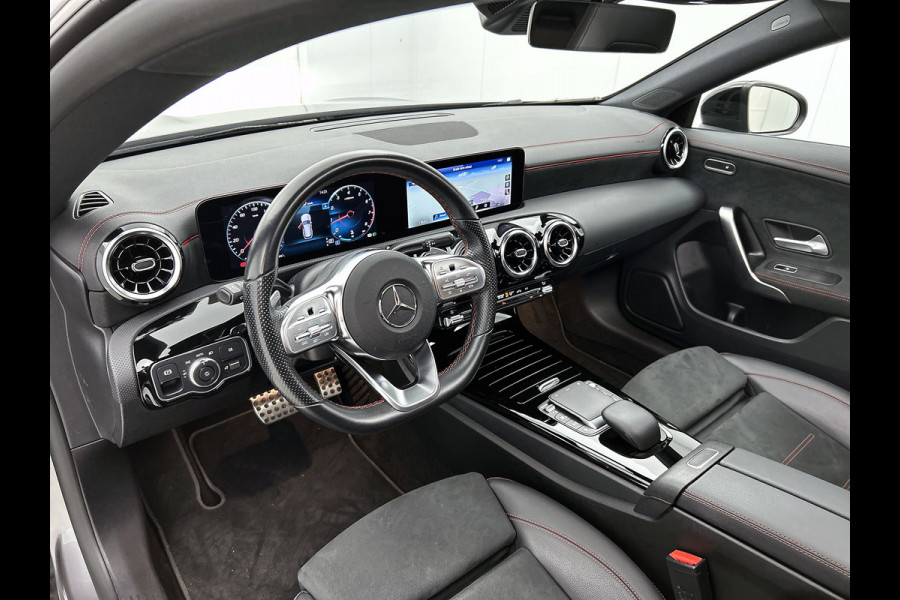 Mercedes-Benz CLA-Klasse Shooting Brake 180 AMG Upgrade Edition(Dealer onderH, Panorama, Sfeerverlichting, Navigatie, StoelV, Etc)