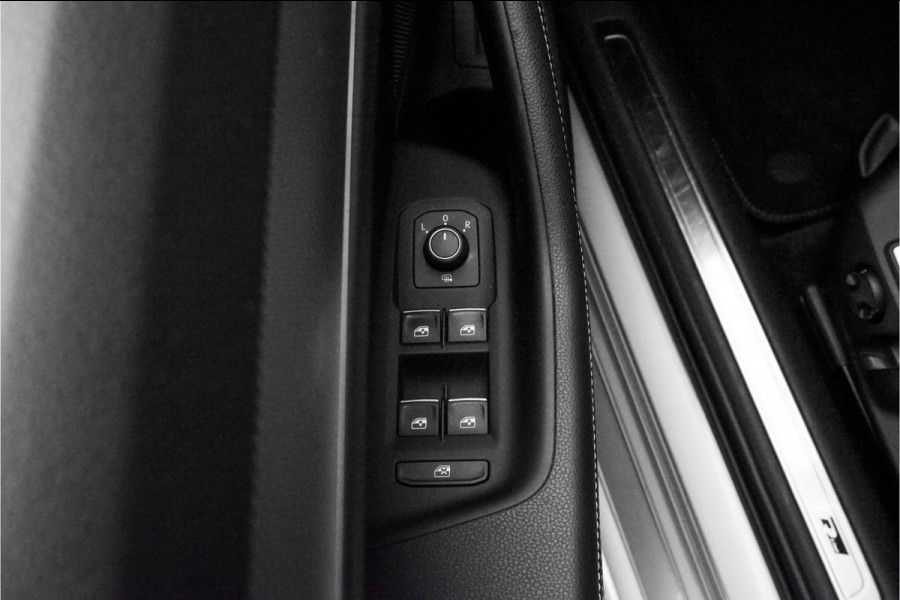 Volkswagen Passat Variant 1.4 TSI Highline Business R Leder Trekhaak LED