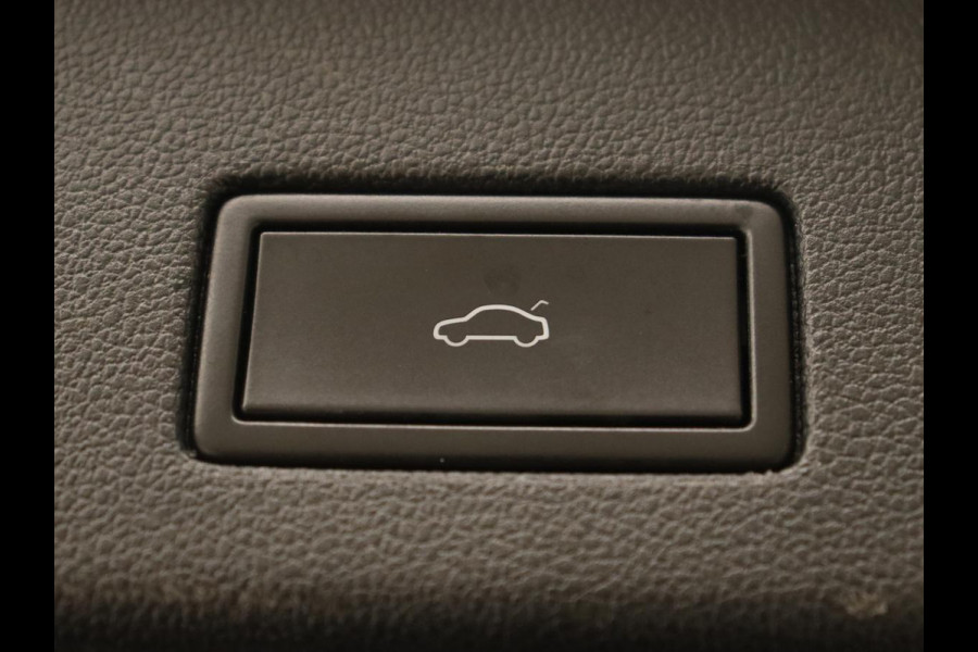 Volkswagen Touareg 3.0 TDI Elegance | Leder | Trekhaak | Camera | Luchtvering | Stoelverwarming | Adaptive cruise | Carplay | Achterbankverwarming | Navigatie | Full LED | Side Assist