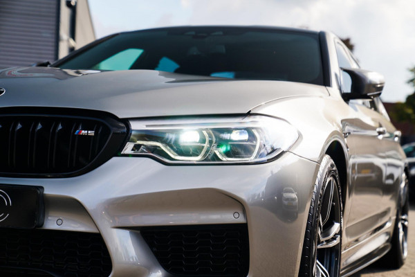 BMW 5 Serie M5 | Carbon | Harman/Kardon | Dealer onderhouden | Sfeerverlichting | Donington Grau | 600PK | NAP | Origineel NL |