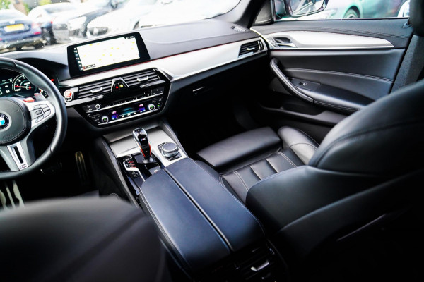 BMW 5 Serie M5 | Carbon | Harman/Kardon | Dealer onderhouden | Sfeerverlichting | Donington Grau | 600PK | NAP | Origineel NL |