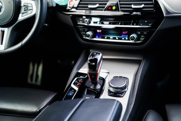 BMW 5 Serie M5 | Carbon | Harman/Kardon | Dealer onderhouden | Sfeerverlichting | Donington Grau | 600PK | NAP | Origineel NL |