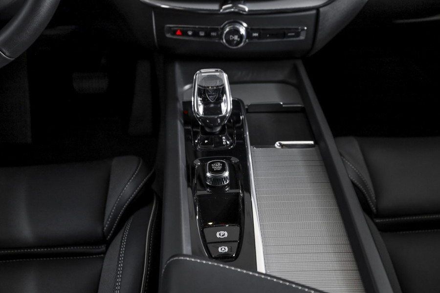 Volvo XC60 2.0 T6 Plug-in hybrid AWD Plus Black Edition | S/K-Panodak | Harman/Kardon | Dig. Cockpit | Adapt. Cruise | Memory Stoelen | Elek. Klep | Stoel-+stuurverw. | 360 Camera | NAV+App. Connect | ECC | LM 21" | 3461