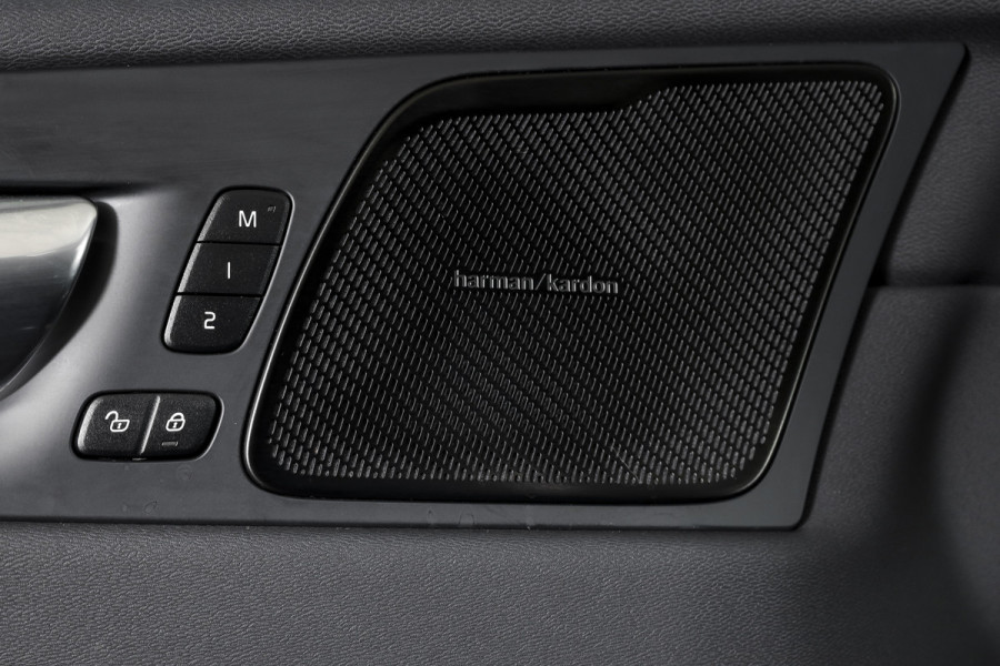 Volvo XC60 2.0 T6 Plug-in hybrid AWD Plus Black Edition | S/K-Panodak | Harman/Kardon | Dig. Cockpit | Adapt. Cruise | Memory Stoelen | Elek. Klep | Stoel-+stuurverw. | 360 Camera | NAV+App. Connect | ECC | LM 21" | 3461