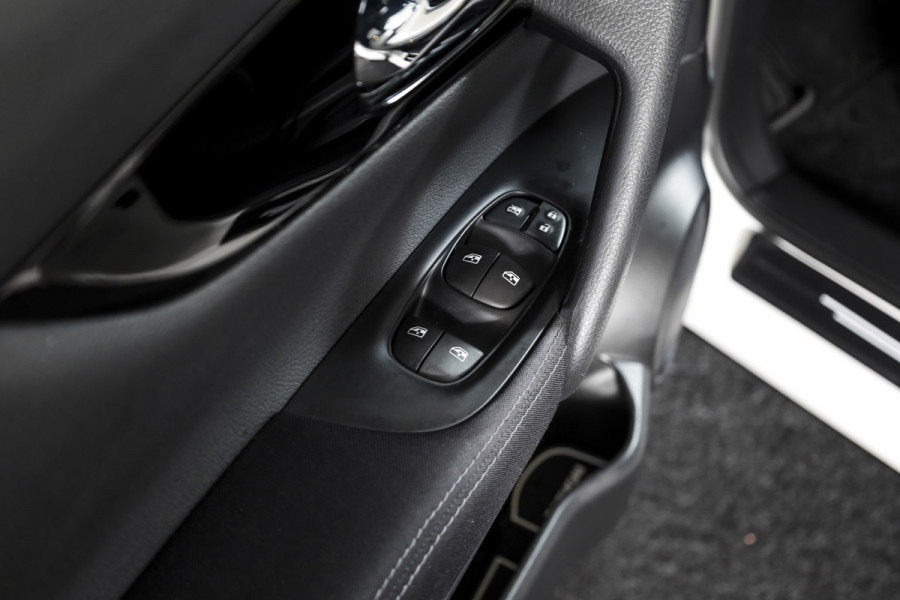 Nissan QASHQAI 1.3 DIG-T N-Connecta 160 PK - Automaat | Pano | Cruise | Stoel-+Voorruitverw. | PDC | 360 Camera | NAV + App. Connect | ECC | DAB | LM 18" |