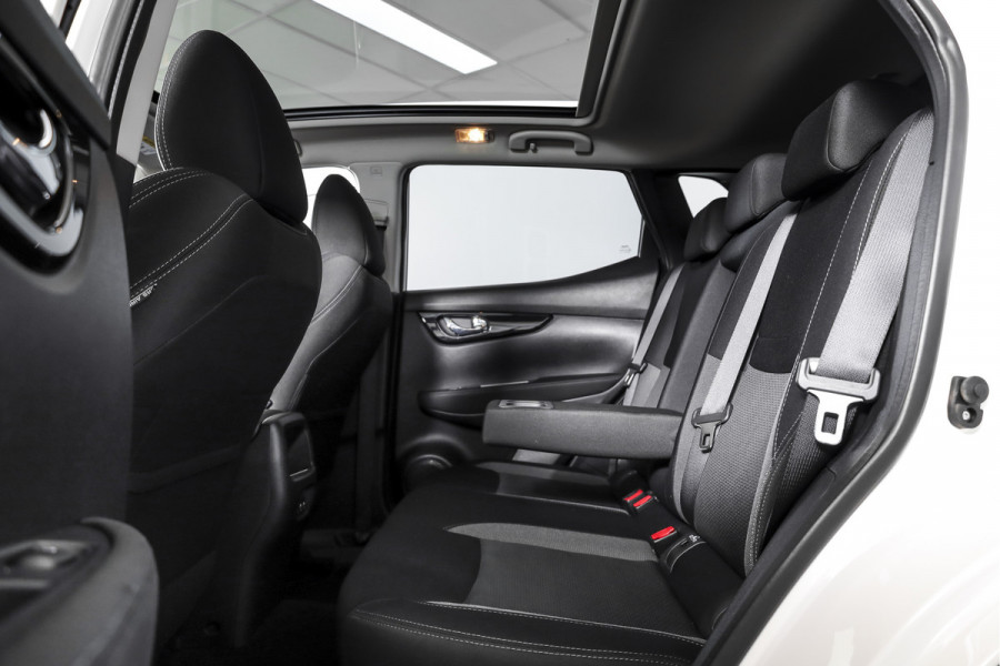 Nissan QASHQAI 1.3 DIG-T N-Connecta 160 PK - Automaat | Pano | Cruise | Stoel-+Voorruitverw. | PDC | 360 Camera | NAV + App. Connect | ECC | DAB | LM 18" |