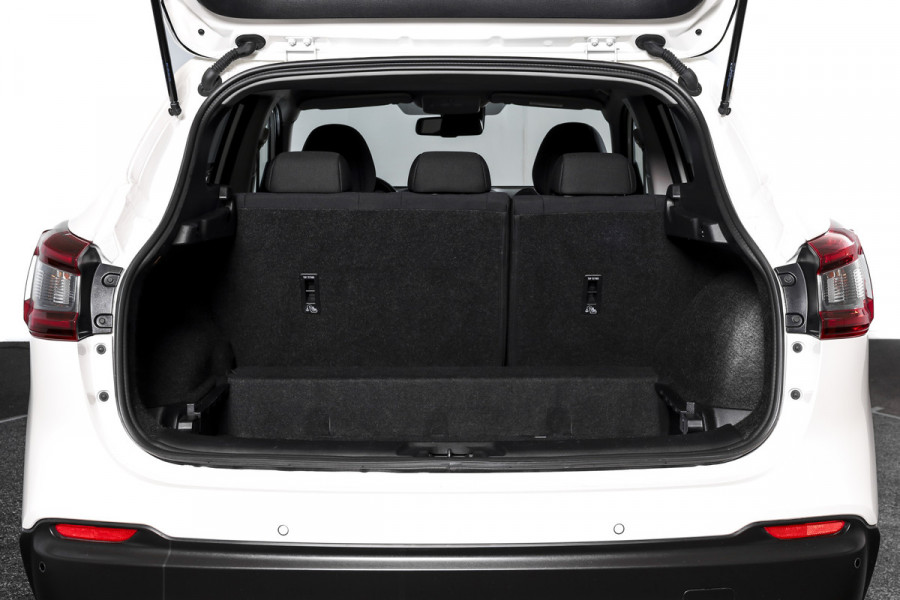 Nissan QASHQAI 1.3 DIG-T N-Connecta 160 PK - Automaat | Pano | Cruise | Stoel-+Voorruitverw. | PDC | 360 Camera | NAV + App. Connect | ECC | DAB | LM 18" |