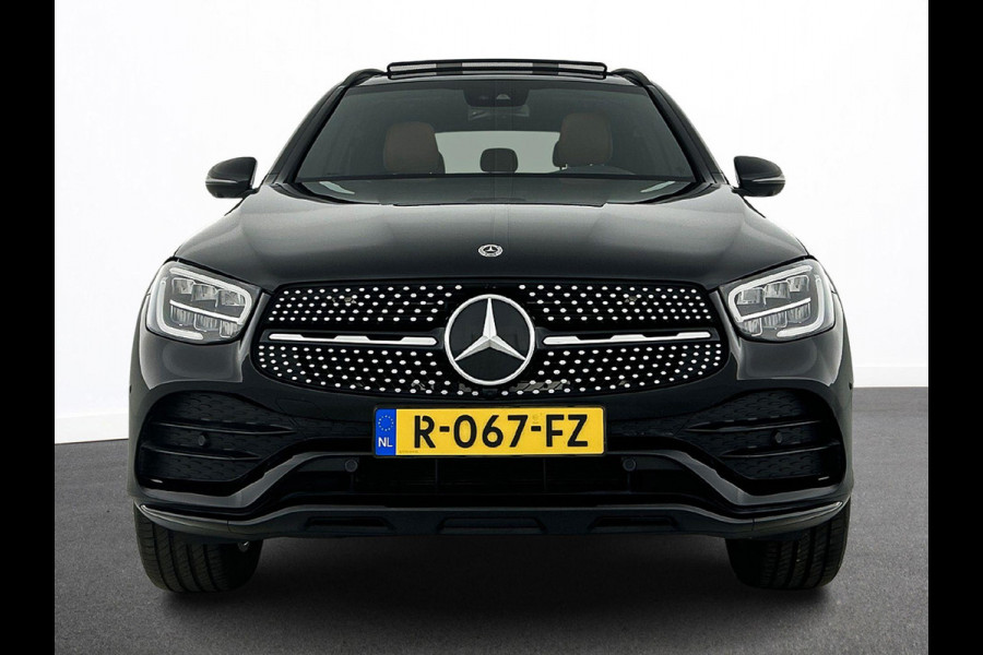 Mercedes-Benz GLC 300e 4MATIC Business Solution AMG Panoramadak Navigatie Camera Parkeersensoren Cruise Control Stoelverwarming Virtual Cockpit LED Ambiente verlichting Leder