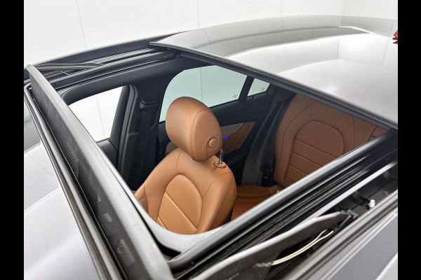 Mercedes-Benz GLC 300e 4MATIC Business Solution AMG Panoramadak Navigatie Camera Parkeersensoren Cruise Control Stoelverwarming Virtual Cockpit LED Ambiente verlichting Leder