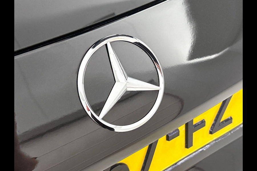Mercedes-Benz GLC 300e 4MATIC Business Solution AMG Panoramadak Navigatie Camera Parkeersensoren Cruise Control Stoelverwarming Virtual Cockpit LED Ambiente verlichting Leder