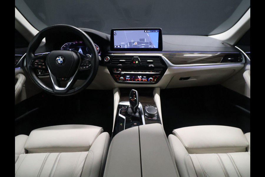 BMW 5 Serie 530i xDrive High Executive [CAMERA, ADAPTIVE CRUISE CONTROL, APPLE CARPLAY, ANDROID AUTO, MEMORY SEATS, TREKHAAK, STUURVERWARMING, NIEUWSTAAT]