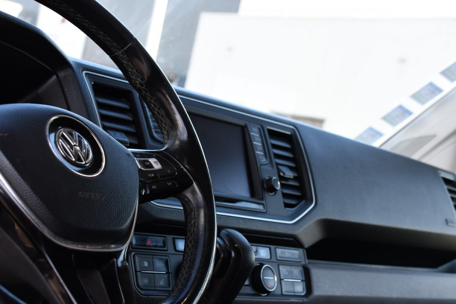 Volkswagen Crafter 35 2.0 TDI L3H3 Black Edition Highline Adaptieve Cruise, Camera, Carplay, Clima, Stoelverwarming, Automaat, Sensoren, Trekhaak, LED, Uniek!