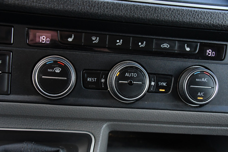Volkswagen Crafter 35 2.0 TDI L3H3 Black Edition Highline Adaptieve Cruise, Camera, Carplay, Clima, Stoelverwarming, Automaat, Sensoren, Trekhaak, LED, Uniek!