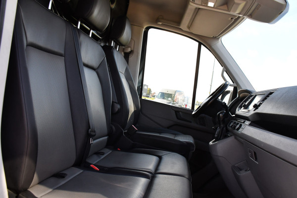 Volkswagen Crafter 35 2.0 TDI L3H3 Black Edition Highline Adaptieve Cruise, Camera, Carplay, Clima, Stoelverwarming, Automaat, Sensoren, Trekhaak, LED, Uniek!