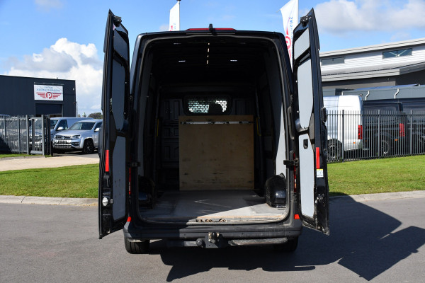 Volkswagen Crafter 35 2.0 TDI L3H3 Black Edition Highline Adaptieve Cruise, Camera, Carplay, Clima, Stoelverwarming, Automaat, Sensoren, Trekhaak, LED, Uniek!