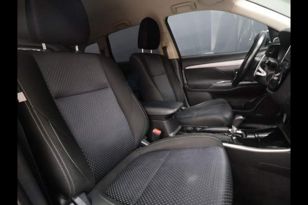 Mitsubishi Outlander 2.0 Executive Edition [CAMERA, CRUISE CONTROL, STOELVERWARMING, BLUETOOTH TELEFOON, FLIPPERS, AUTOMATISCHE AIRCO, NAVIGATIE, NIEUWSTAAT]