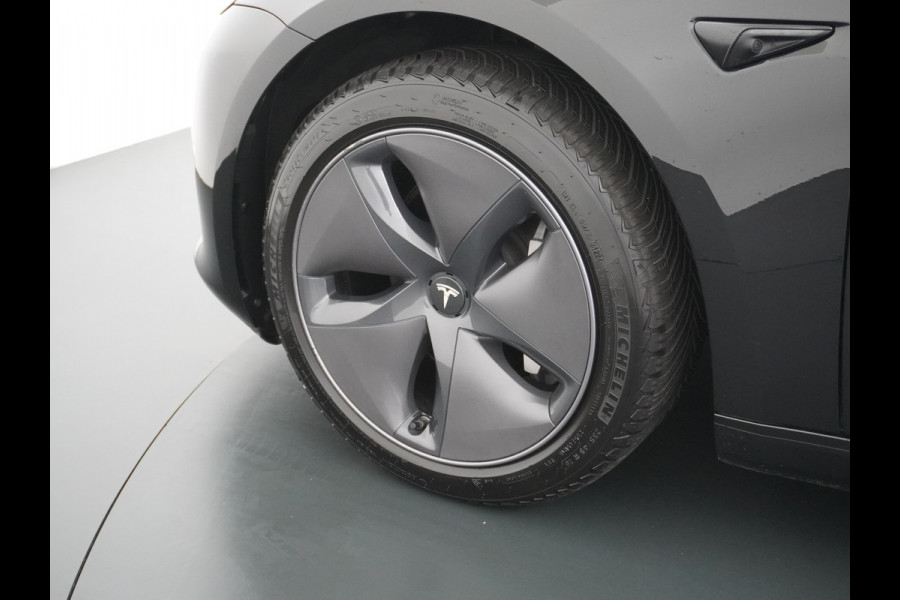 Tesla Model 3 // RWD // Long Range 75kWh Warmtepomp Leder Autopilot Premium Luidspr. FSD-3 Computer Navi Ecc Adap.Cruise Draadloos GSM Laden C Stoel+Stuurverwarming Elek.Achterklep AMD-Ryzen™ Processor Led DAB Spotify 1e Eigenaar Origineel Nederlandse Auto Fabrieksgarantie op Accu en motor tot 13-06-2031 Grootste Actieradius !!