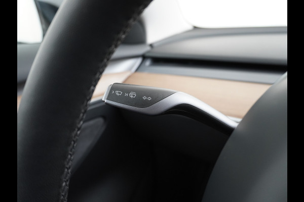 Tesla Model 3 // RWD // Long Range 75kWh Warmtepomp Leder Autopilot Premium Luidspr. FSD-3 Computer Navi Ecc Adap.Cruise Draadloos GSM Laden C Stoel+Stuurverwarming Elek.Achterklep AMD-Ryzen™ Processor Led DAB Spotify 1e Eigenaar Origineel Nederlandse Auto Fabrieksgarantie op Accu en motor tot 13-06-2031 Grootste Actieradius !!