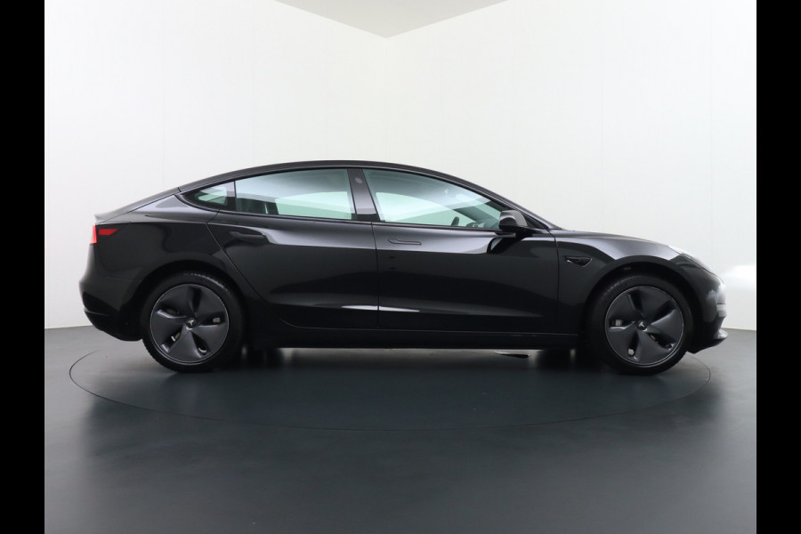Tesla Model 3 // RWD // Long Range 75kWh Warmtepomp Leder Autopilot Premium Luidspr. FSD-3 Computer Navi Ecc Adap.Cruise Draadloos GSM Laden C Stoel+Stuurverwarming Elek.Achterklep AMD-Ryzen™ Processor Led DAB Spotify 1e Eigenaar Origineel Nederlandse Auto Fabrieksgarantie op Accu en motor tot 13-06-2031 Grootste Actieradius !!