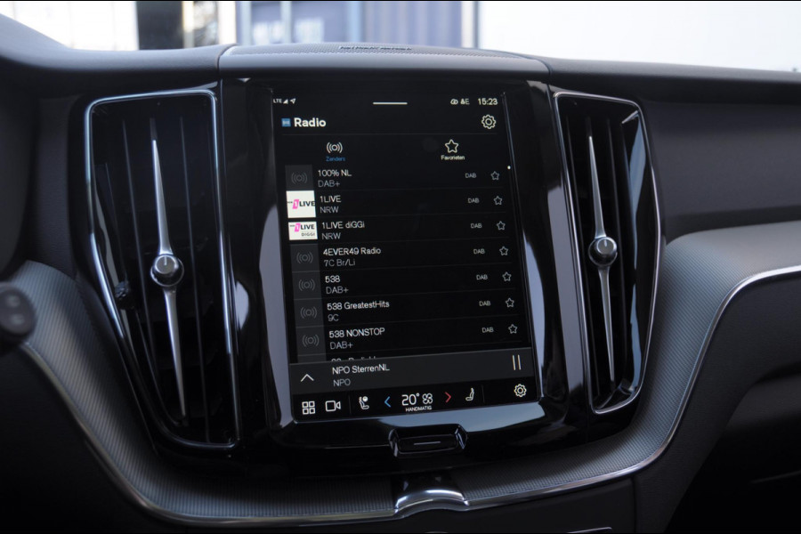 Volvo XC60 T6 350PK Automaat AWD Plus Dark / Adaptieve cruise control / Parkeersensoren met 360 camera / Stoel - en stuurwielverwarming / Elektrische stoelen met geheugen / Getint glas / Apple carplay / Keyless entry / Elektrische achterklep