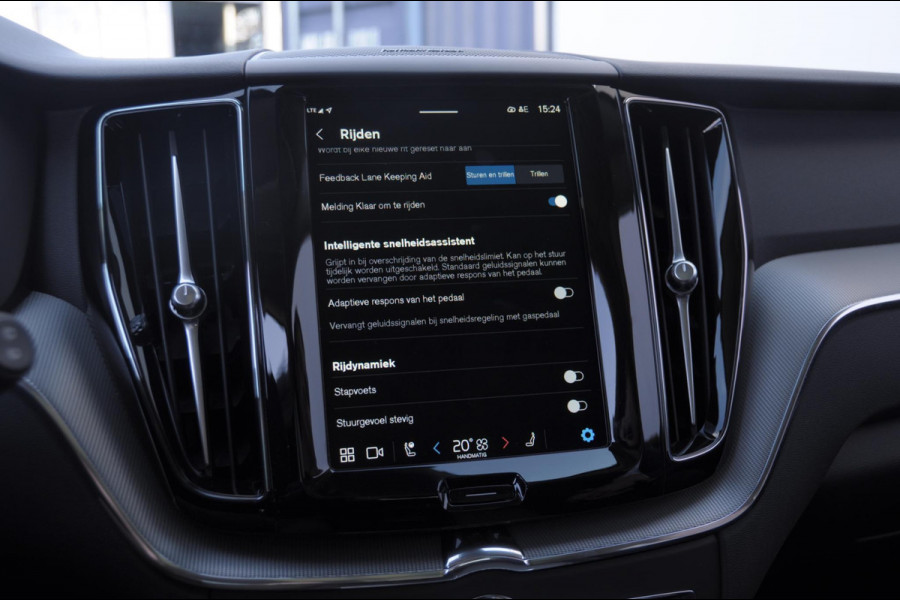 Volvo XC60 T6 350PK Automaat AWD Plus Dark / Adaptieve cruise control / Parkeersensoren met 360 camera / Stoel - en stuurwielverwarming / Elektrische stoelen met geheugen / Getint glas / Apple carplay / Keyless entry / Elektrische achterklep