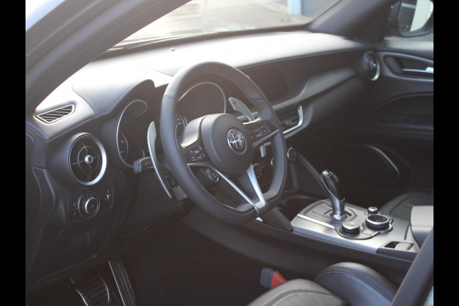 Alfa Romeo Stelvio 2.0 Turbo Aut. AWD B-Tech | Navi | Xenon | Camera | Veloce Int. | Schuif/Kanteldak | 20" | Apple Carplay | Keyless | Dashboard Leder