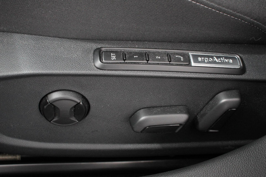 Volkswagen GOLF Variant 1.5 eTSI 150pk DSG Style | Navigatie | Apple Carplay/Android Auto | Climate Control | Camera | Parkeersensoren | Park Assist | Adaptive Cruise control | Wegklapbare trekhaak | Stoel- en stuurverwarming | Climatronic | Virtual Cockpit