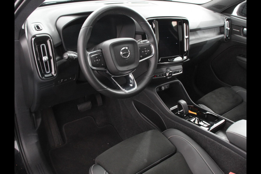 Volvo XC40 1.5 T5 Plug-in hybrid Ultimate Dark Volvo XC40 1.5 T5 Recharge Ultimate Dark MY 2023 PHEV | Electrisch Glazen Panorama dak | Navigatie | Dab | Led | Adaptive Cruise Control | Camera | Parkeer sensoren