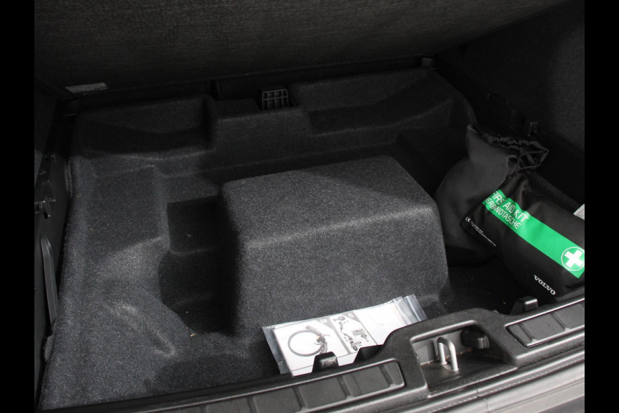Volvo XC40 1.5 T5 Plug-in hybrid Ultimate Dark Volvo XC40 1.5 T5 Recharge Ultimate Dark MY 2023 PHEV | Electrisch Glazen Panorama dak | Navigatie | Dab | Led | Adaptive Cruise Control | Camera | Parkeer sensoren