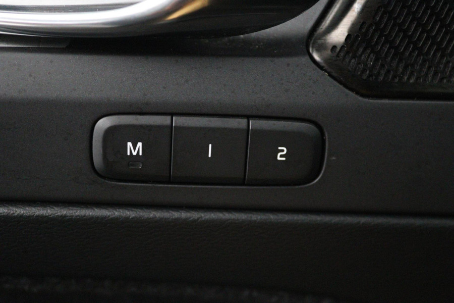 Volvo XC40 2.0 T5 AWD Intro Edition (PANORAMADAK, TREKHAAK, H&K AUDIO, CAMERA, STOEL/STUUR VERWARMING, DIGITALE COCKPIT, CARPLAY)