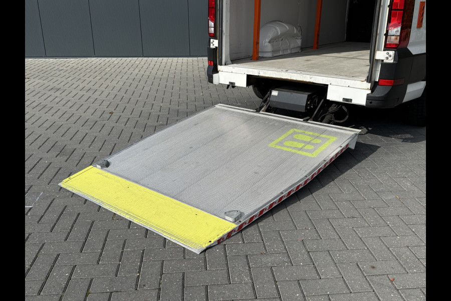 Volkswagen Crafter 35 2.0 TDI 141 PK / L3H3 / DHOLLANDIA HYDR. LAADKLEP / AUTOMAAT / AIRCO / CRUISE / CAMERA