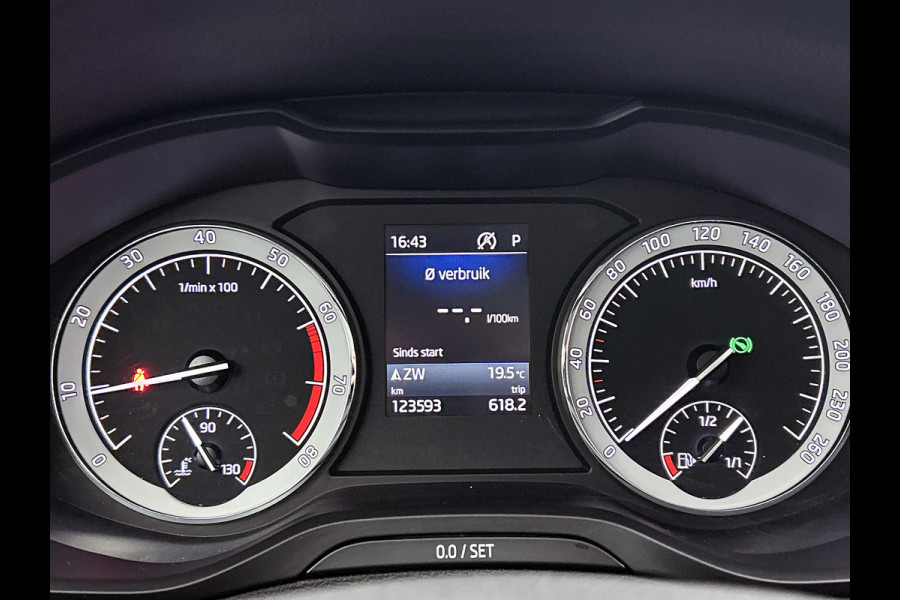 Škoda Karoq 1.5 TSI ACT Style Business (Goed OnderH, Panorama, Trekhaak, Carplay/ Android, Camera, Lane Assist, Mirror Link, Etc)