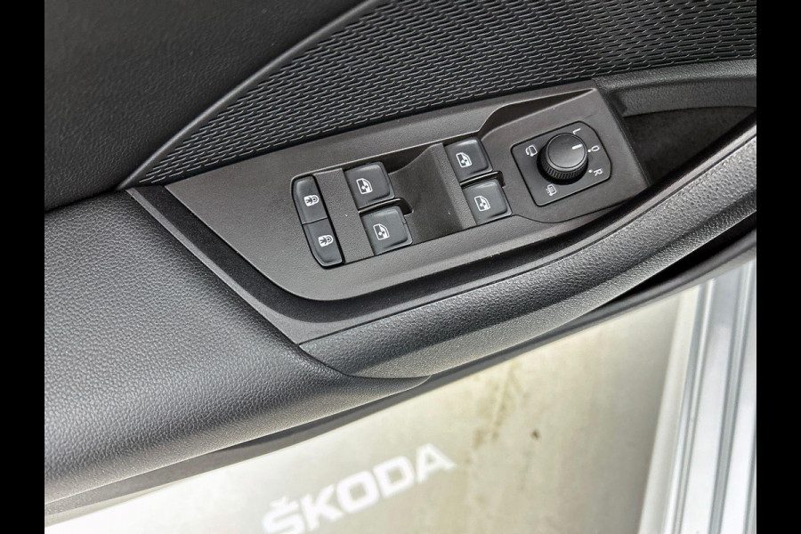 Škoda Octavia Combi 1.5 e-TSI DSG Style | DEMO! |Navigatie Climatic Control  Parkeer Sensoren + Camera DAB Cruise control Lichtmetalen Velgen Keyless