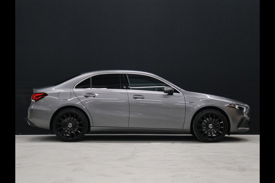 Mercedes-Benz A-Klasse 250 e Luxury Limited [SFEERVERLICHTING, TREKHAAK, CAMERA, PDC 360, CRUISE CONTROL, STOELVERWARMING, FLIPPERS, BLUETOOTH TELEFOON, AUTO AIRCO, NAVIGATIE, NIEUWSTAAT]