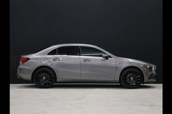 Mercedes-Benz A-Klasse 250 e Luxury Limited [SFEERVERLICHTING, TREKHAAK, CAMERA, PDC 360, CRUISE CONTROL, STOELVERWARMING, FLIPPERS, BLUETOOTH TELEFOON, AUTO AIRCO, NAVIGATIE, NIEUWSTAAT]