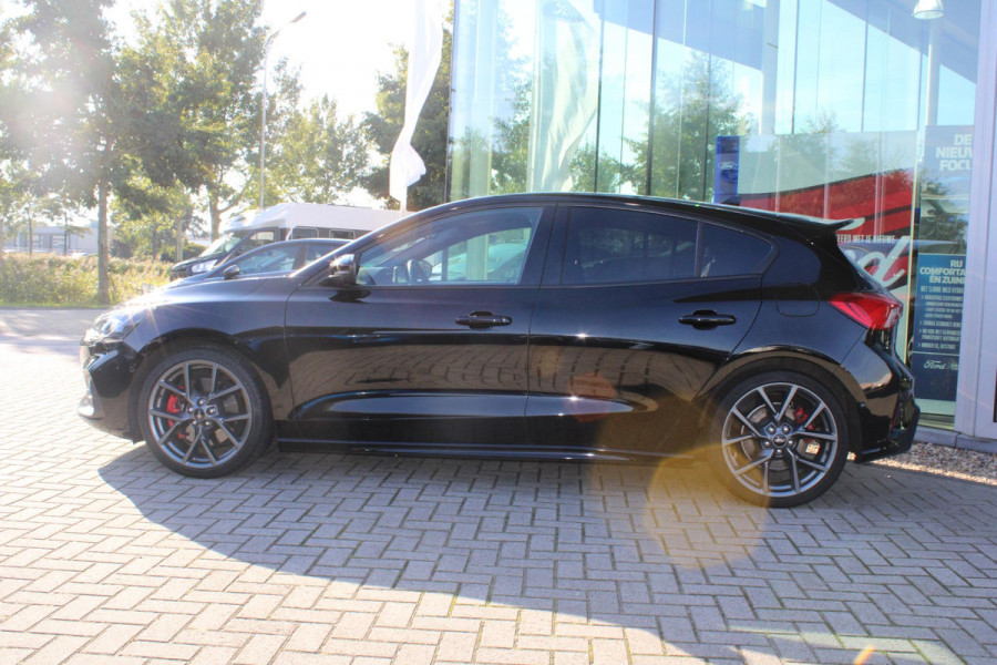 Ford Focus 2.3 EcoBoost ST-3 | Winterpack | Adaptieve Cruise Control | Camera | Privacy Glass | 19 INCH Lichtmetalen Velgen | DAB | B&O Sound