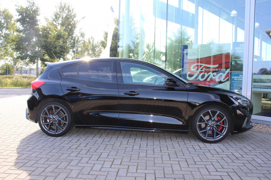 Ford Focus 2.3 EcoBoost ST-3 | Winterpack | Adaptieve Cruise Control | Camera | Privacy Glass | 19 INCH Lichtmetalen Velgen | DAB | B&O Sound