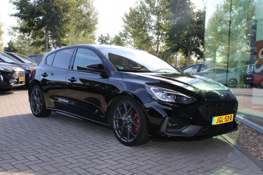 Ford Focus 2.3 EcoBoost ST-3 | Winterpack | Adaptieve Cruise Control | Camera | Privacy Glass | 19 INCH Lichtmetalen Velgen | DAB | B&O Sound
