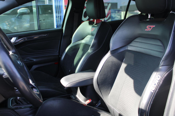 Ford Focus 2.3 EcoBoost ST-3 | Winterpack | Adaptieve Cruise Control | Camera | Privacy Glass | 19 INCH Lichtmetalen Velgen | DAB | B&O Sound