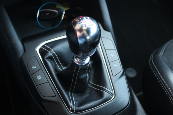 Ford Focus 2.3 EcoBoost ST-3 | Winterpack | Adaptieve Cruise Control | Camera | Privacy Glass | 19 INCH Lichtmetalen Velgen | DAB | B&O Sound