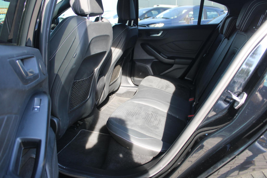Ford Focus 2.3 EcoBoost ST-3 | Winterpack | Adaptieve Cruise Control | Camera | Privacy Glass | 19 INCH Lichtmetalen Velgen | DAB | B&O Sound