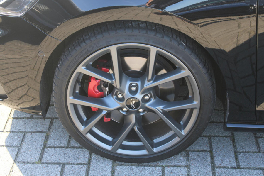 Ford Focus 2.3 EcoBoost ST-3 | Winterpack | Adaptieve Cruise Control | Camera | Privacy Glass | 19 INCH Lichtmetalen Velgen | DAB | B&O Sound