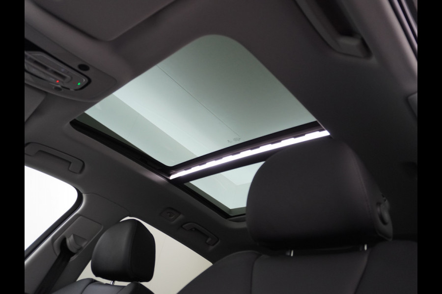 Audi e-tron 55 Quattro 95kWh 408PK Trekhaak Leder/Alcantara-Sportstoel Panoramadak Adap.Cruise Navi Ecc Stoelverwarming Business Edition Plus Luchtvering Memory Lmv Elek.Achterklep Privacy Glas Keyless 1e Eigenaar 1.800KG Trekgewicht Zeer compleet!