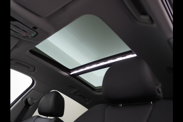 Audi e-tron 55 Quattro 95kWh 408PK Trekhaak Leder/Alcantara-Sportstoel Panoramadak Adap.Cruise Navi Ecc Stoelverwarming Business Edition Plus Luchtvering Memory Lmv Elek.Achterklep Privacy Glas Keyless 1e Eigenaar 1.800KG Trekgewicht Zeer compleet!