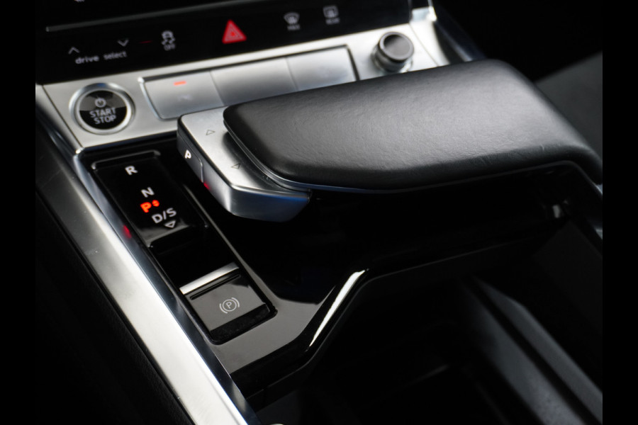 Audi e-tron 55 Quattro 95kWh 408PK Trekhaak Leder/Alcantara-Sportstoel Panoramadak Adap.Cruise Navi Ecc Stoelverwarming Business Edition Plus Luchtvering Memory Lmv Elek.Achterklep Privacy Glas Keyless 1e Eigenaar 1.800KG Trekgewicht Zeer compleet!