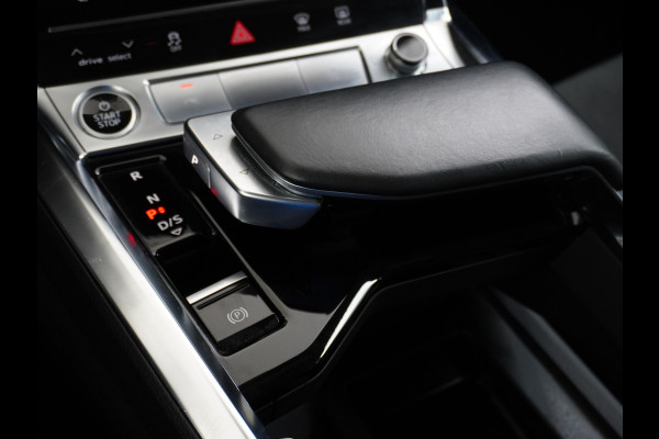 Audi e-tron 55 Quattro 95kWh 408PK Trekhaak Leder/Alcantara-Sportstoel Panoramadak Adap.Cruise Navi Ecc Stoelverwarming Business Edition Plus Luchtvering Memory Lmv Elek.Achterklep Privacy Glas Keyless 1e Eigenaar 1.800KG Trekgewicht Zeer compleet!
