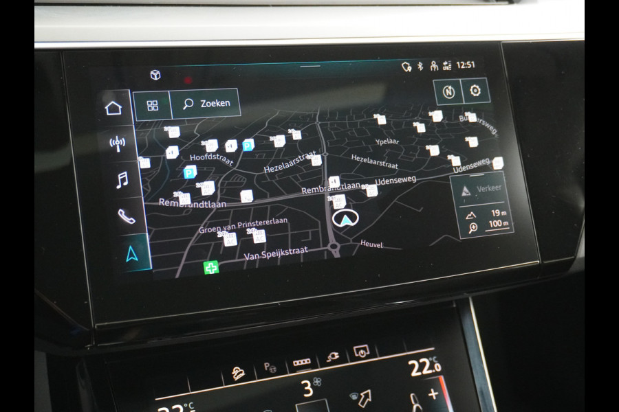 Audi e-tron 55 Quattro 95kWh 408PK Trekhaak Leder/Alcantara-Sportstoel Panoramadak Adap.Cruise Navi Ecc Stoelverwarming Business Edition Plus Luchtvering Memory Lmv Elek.Achterklep Privacy Glas Keyless 1e Eigenaar 1.800KG Trekgewicht Zeer compleet!