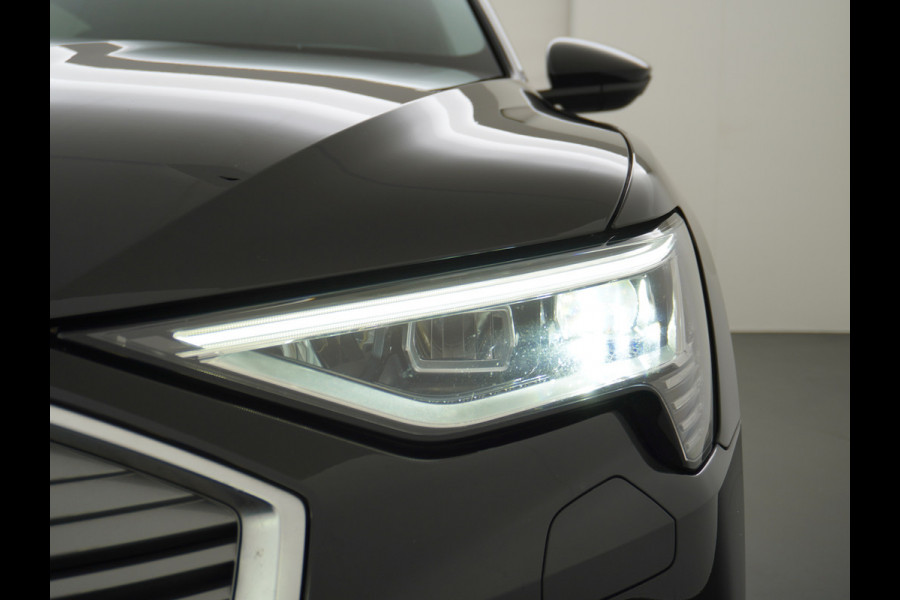 Audi e-tron 55 Quattro 95kWh 408PK Trekhaak Leder/Alcantara-Sportstoel Panoramadak Adap.Cruise Navi Ecc Stoelverwarming Business Edition Plus Luchtvering Memory Lmv Elek.Achterklep Privacy Glas Keyless 1e Eigenaar 1.800KG Trekgewicht Zeer compleet!
