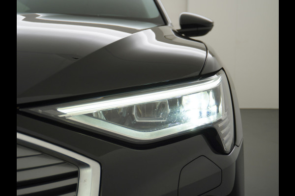Audi e-tron 55 Quattro 95kWh 408PK Trekhaak Leder/Alcantara-Sportstoel Panoramadak Adap.Cruise Navi Ecc Stoelverwarming Business Edition Plus Luchtvering Memory Lmv Elek.Achterklep Privacy Glas Keyless 1e Eigenaar 1.800KG Trekgewicht Zeer compleet!