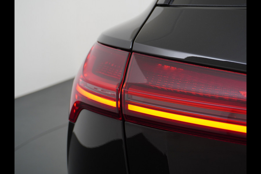 Audi e-tron 55 Quattro 95kWh 408PK Trekhaak Leder/Alcantara-Sportstoel Panoramadak Adap.Cruise Navi Ecc Stoelverwarming Business Edition Plus Luchtvering Memory Lmv Elek.Achterklep Privacy Glas Keyless 1e Eigenaar 1.800KG Trekgewicht Zeer compleet!